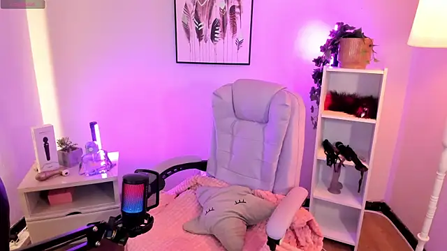 hollie joliie online show from April 17, 12:08 pm