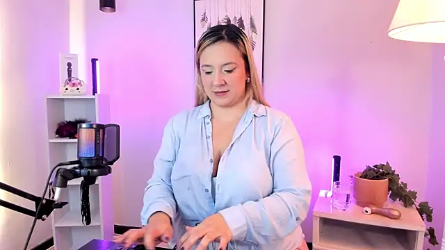 hollie joliie online show from March 20, 12:06 pm