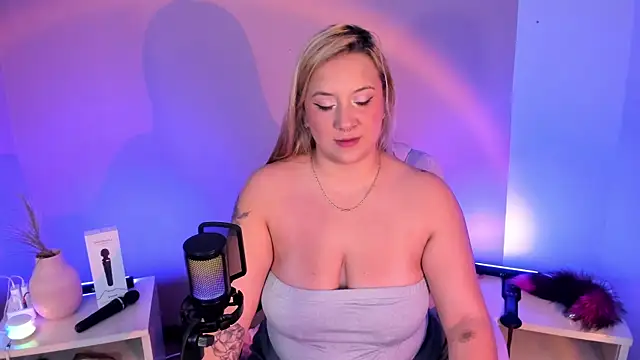 Snapshot of hollie_joliie chatting on January 13, 12:09 pm hollie joliie online show from January 13, 12:09 pm