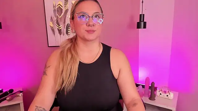 Snapshot of hollie_joliie chatting on October 30, 12:14 pm hollie joliie online show from October 30, 12:14 pm