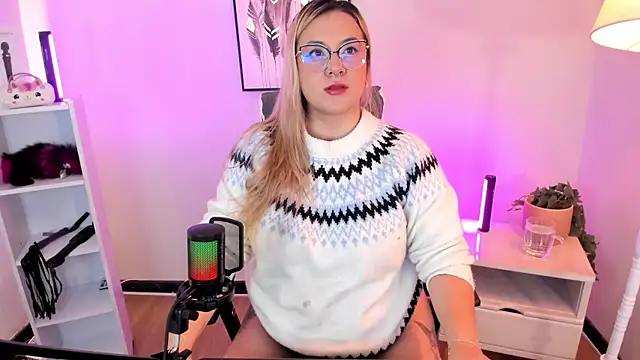 hollie joliie online show from March 11, 12:21 pm