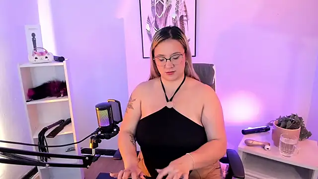 hollie joliie online show from March 10, 12:20 pm