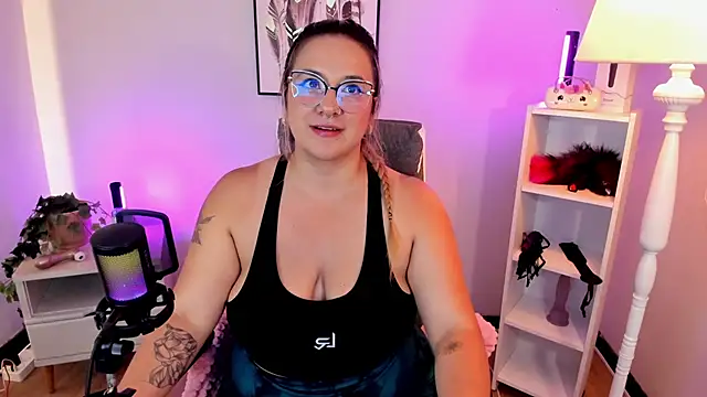 hollie joliie online show from March 29, 2:41 pm