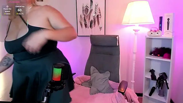 hollie joliie online show from March 28, 12:06 pm