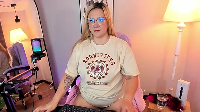 hollie joliie online show from February 23, 12:50 pm