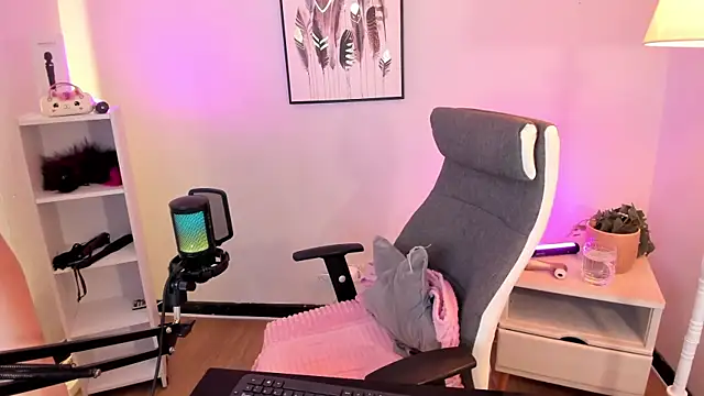 hollie joliie online show from March 8, 2:31 pm