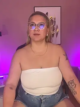 Snapshot of hollie_joliie chatting on September 25, 12:00 pm hollie joliie online show from September 25, 12:00 pm
