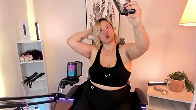 Snapshot of hollie_joliie chatting on March 2, 12:34 pm hollie joliie online show from March 2, 12:34 pm