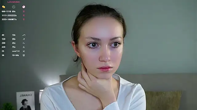 ZeniaBolich online show from December 3, 9:03 pm