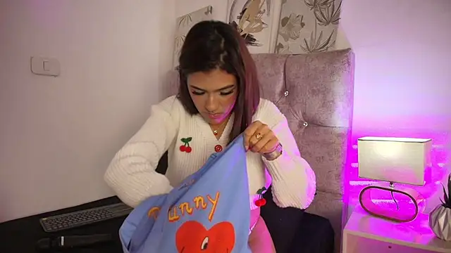 Dulce Bella  online show from January 6, 3:32 am