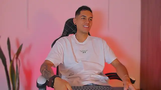 Nickyblazze  online show from October 17, 1:35 pm