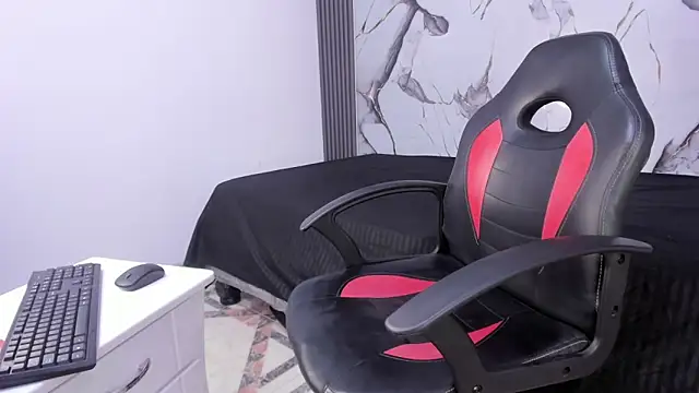 Snapshot of Hillarytonsonx chatting on September 13, 12:27 pm Hillarytonsonx online show from September 13, 12:27 pm