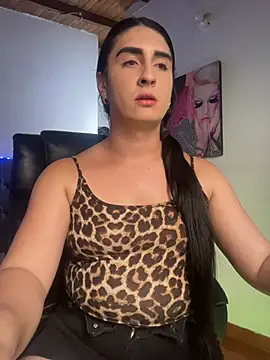 Snapshot of lola_diez chatting on June 25, 9:42 pm lola diez online show from June 25, 9:42 pm