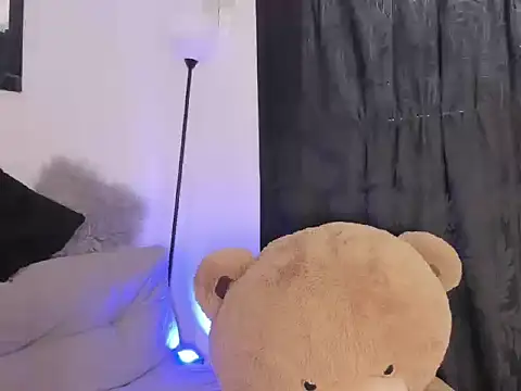 Elyross1  online show from October 12, 9:38 pm