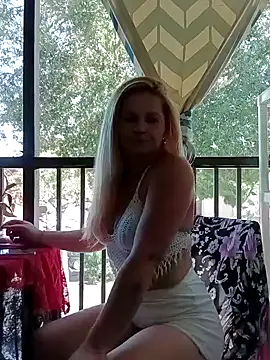 Snapshot of Goldenndoll chatting on October 8, 7:47 pm Goldenndoll online show from October 8, 7:47 pm