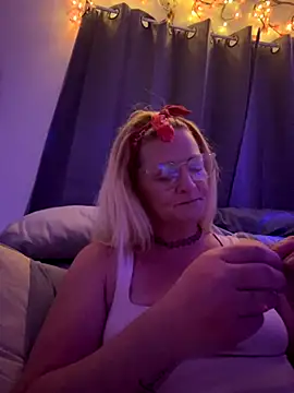 Snapshot of Goldenndoll chatting on September 27, 9:04 am Goldenndoll online show from September 27, 9:04 am