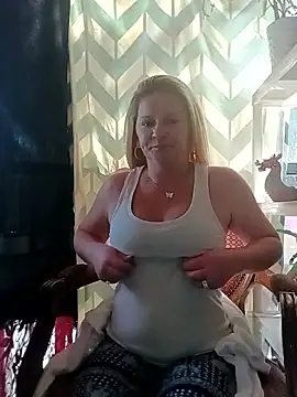 Snapshot of Goldenndoll chatting on November 13, 4:33 pm Goldenndoll online show from November 13, 4:33 pm