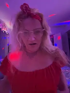 Snapshot of Goldenndoll chatting on September 15, 3:23 pm Goldenndoll online show from September 15, 3:23 pm