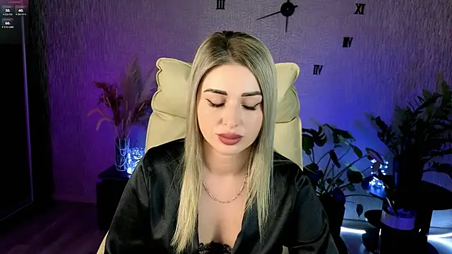 NikkiiStill online show from April 5, 1:23 am