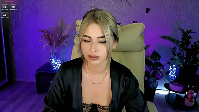 NikkiiStill online show from May 24, 2:44 am