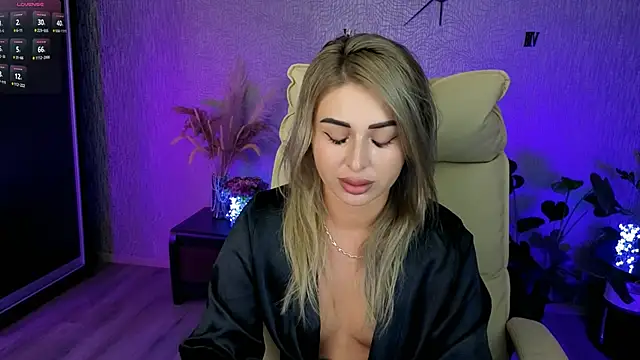 Snapshot of NikkiiStill chatting on June 16, 1:27 am NikkiiStill online show from June 16, 1:27 am