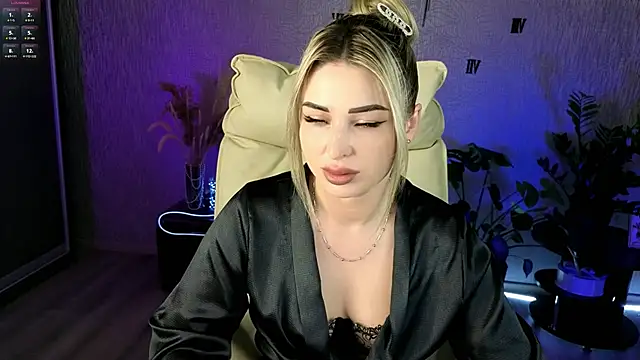 NikkiiStill online show from March 29, 2:35 am