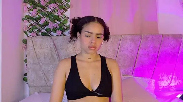 LaraGiil online show from November 7, 1:15 pm