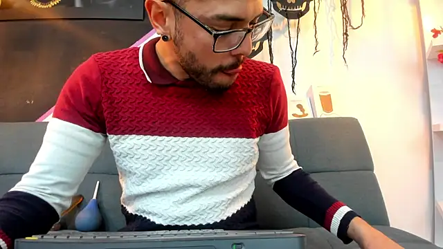 Snapshot of DanteWinter chatting on October 25, 3:49 am DanteWinter online show from October 25, 3:49 am