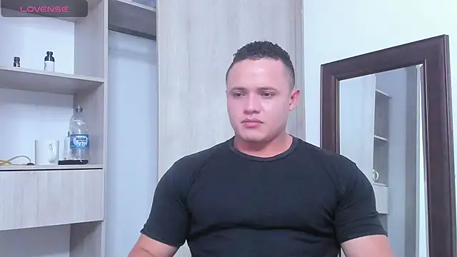 Snapshot of KingLevi01 chatting on October 30, 1:37 am KingLevi01 online show from October 30, 1:37 am