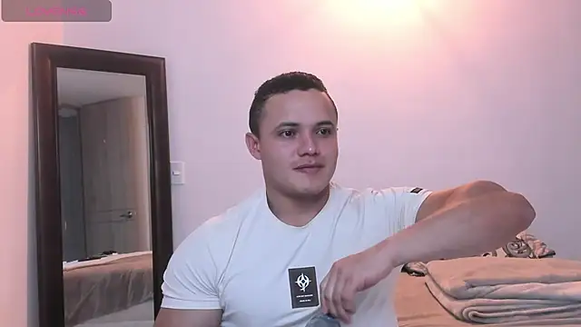 Snapshot of KingLevi01 chatting on September 19, 10:36 pm KingLevi01 online show from September 19, 10:36 pm