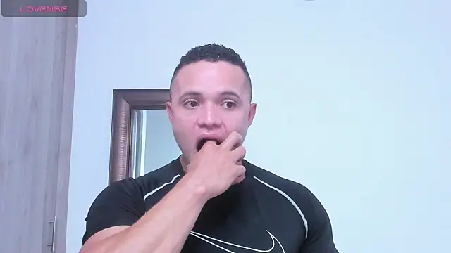 Snapshot of KingLevi01 chatting on October 14, 10:31 pm KingLevi01 online show from October 14, 10:31 pm