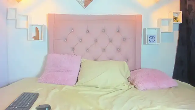 Mia Suarezzz online show from November 1, 11:53 pm