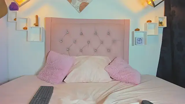 Mia Suarezzz online show from October 22, 11:25 pm