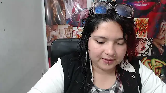 Curvy-Queen online show from October 11, 10:00 pm
