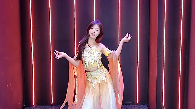 queen-001 online show from December 1, 1:45 pm