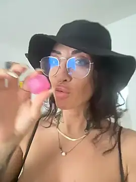 nikkaanderic online show from May 28, 4:13 pm