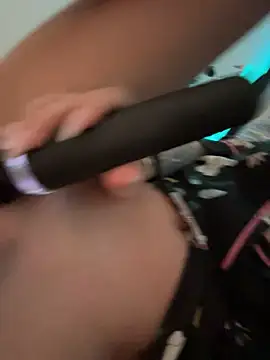 nikkaanderic online show from April 9, 9:59 am