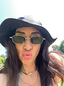nikkaanderic online show from May 29, 1:17 pm