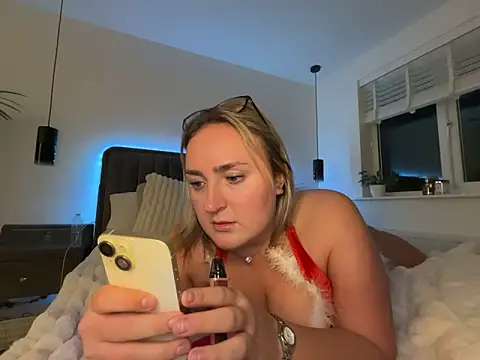 Snapshot of Elliemaee chatting on December 16, 5:28 pm Elliemaee online show from December 16, 5:28 pm