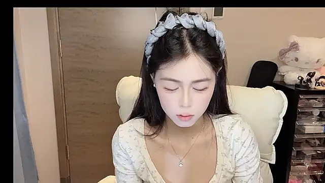 Koi-00 online show from November 15, 11:20 pm