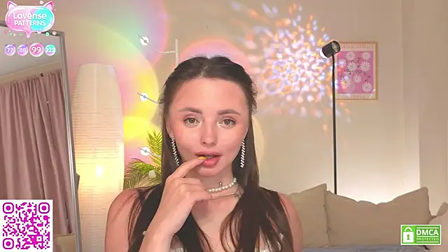 Snapshot of OliviaKis_ chatting on July 19, 8:12 am OliviaKis online show from July 19, 8:12 am