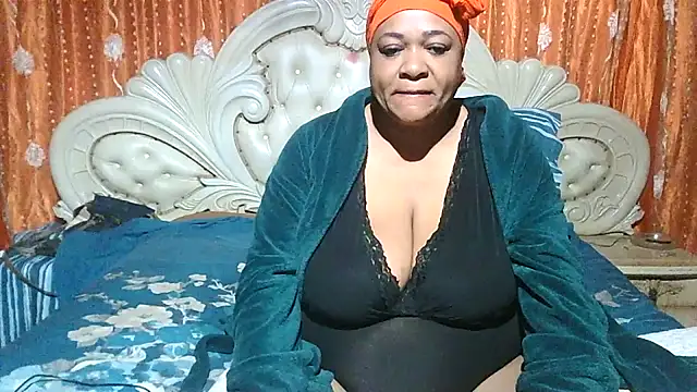 Snapshot of BUSTY_QUEEEN chatting on October 19, 2:58 am BUSTY QUEEEN online show from October 19, 2:58 am
