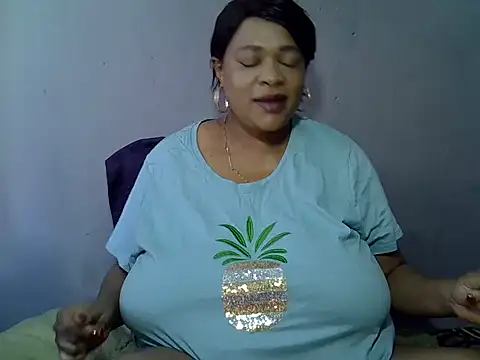 BUSTY QUEEEN online show from November 9, 7:45 am