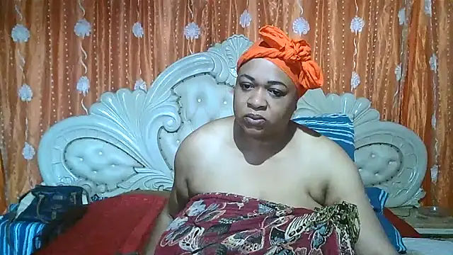 BUSTY QUEEEN online show from October 20, 6:26 am