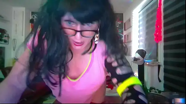 Snapshot of hellgirl1980 chatting on May 15, 7:56 pm hellgirl1980 online show from May 15, 7:56 pm
