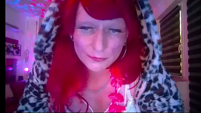 Snapshot of hellgirl1980 chatting on June 12, 3:59 am hellgirl1980 online show from June 12, 3:59 am