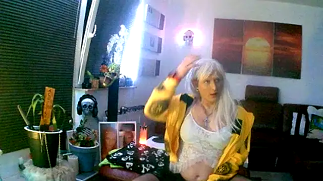 hellgirl1980 online show from November 28, 9:48 pm