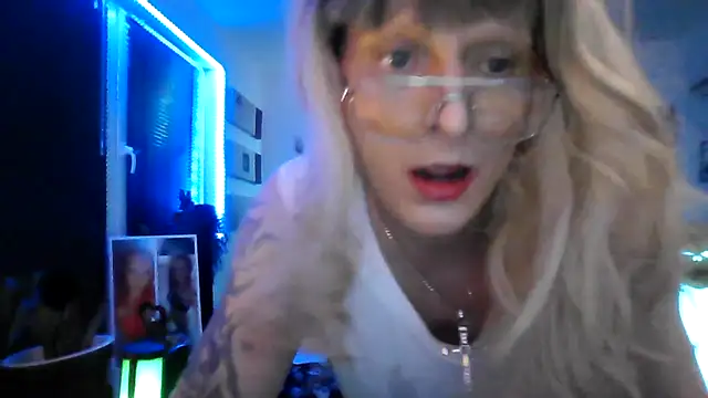 hellgirl1980 online show from October 31, 12:18 am