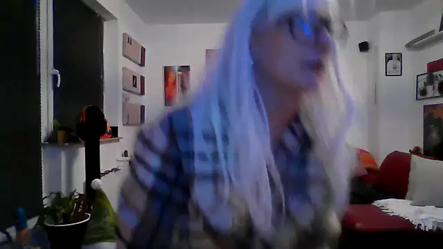Snapshot of hellgirl1980 chatting on October 4, 9:49 pm hellgirl1980 online show from October 4, 9:49 pm