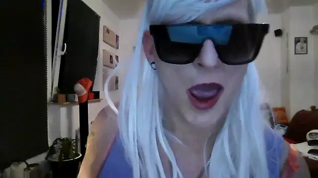 Snapshot of hellgirl1980 chatting on September 27, 11:55 pm hellgirl1980 online show from September 27, 11:55 pm